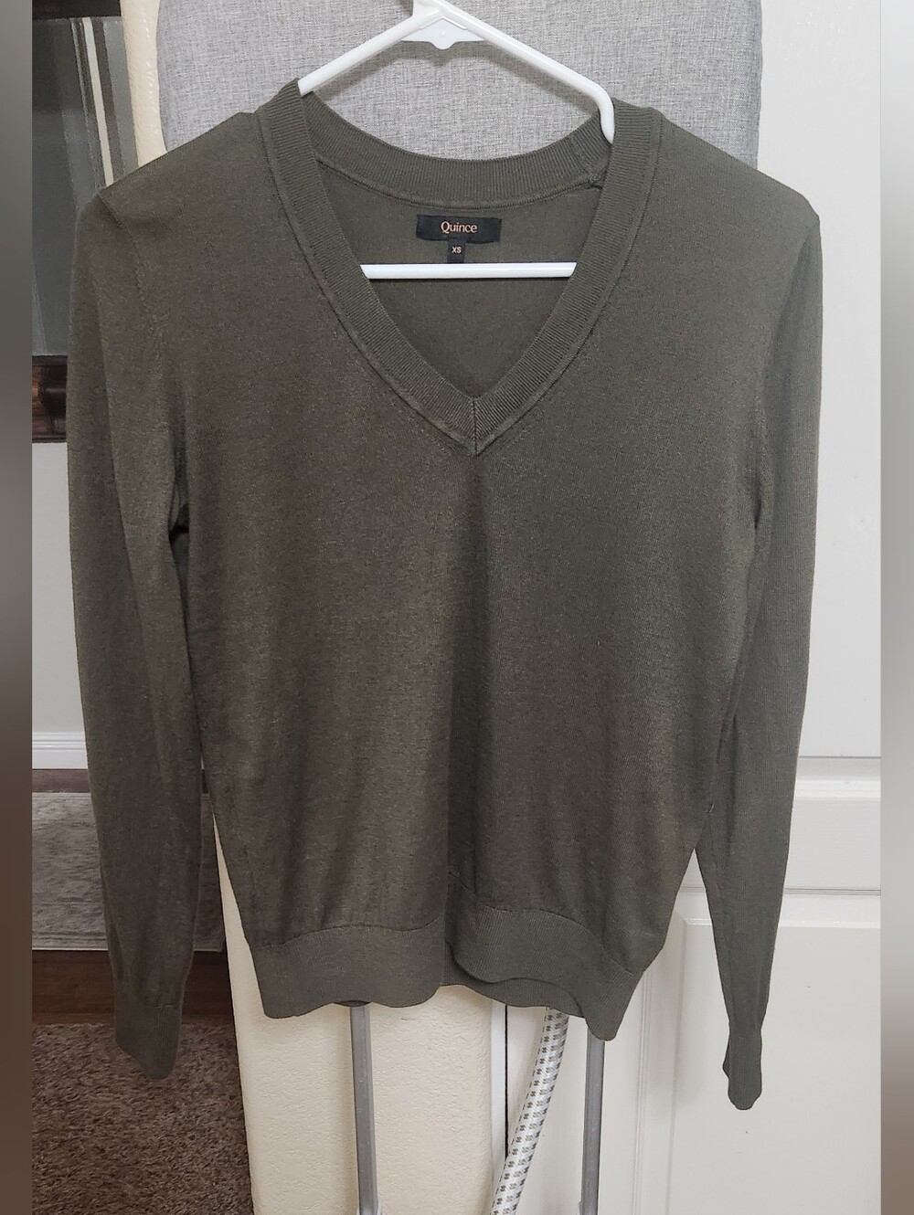 Quince Lightweight Cotton Cashmere V-Neck Sweater Olive Green XS NWOT - Picture 4 of 9
